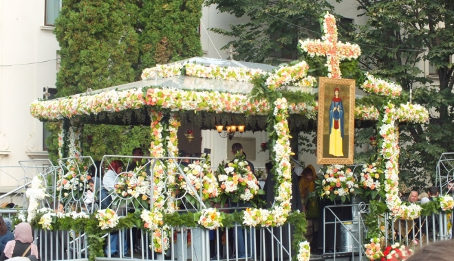 Peste 270.000 de credincioși s-au închinat la moaștele Sfintei Parascheva - teo-1508144019.jpg
