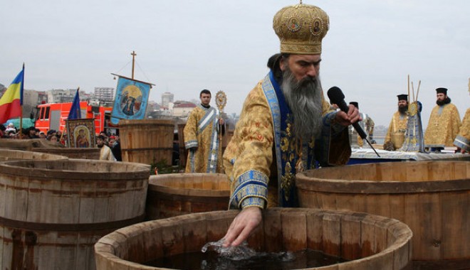 A început slujba de Bobotează pe faleza de la Cazino - teodosiemediafaxfotocristicimpoe-1325845252.jpg