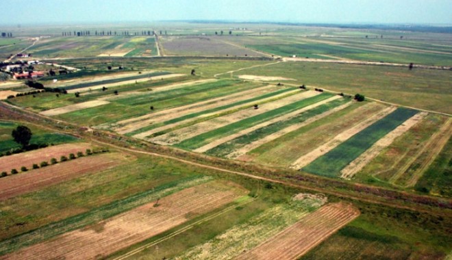 Planeta e în PERICOL. Pierde anual milioane de hectare de teren agricol! - terenuriagricole48701500-1355593638.jpg