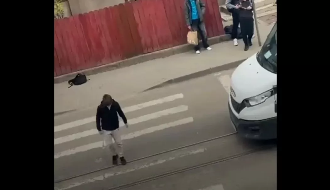 Un nou „trend” controversat în trafic? Un adolescent se plimbă provocator pe trecerea de pietoni - teribilism-1779193307.webp