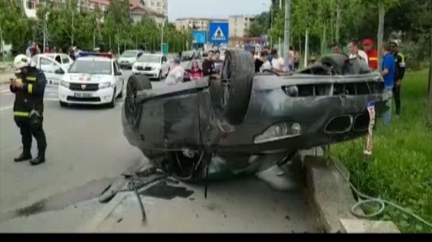 Un drift ratat! Un șofer teribilist s-a răsturnat cu bolidul - teribilist23110400-1558422095.jpg