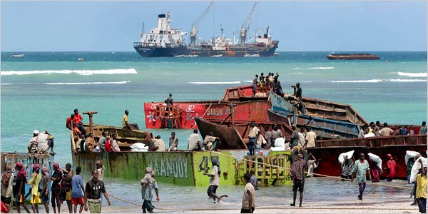 Pirații au furat petrol de pe nave, în valoare de 100 de milioane de dolari - terramarsomalipirates-1381663656.jpg