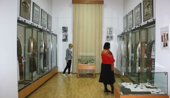 Țesături de o mare frumusețe la Muzeul de Artă Populară Constanța - tesaturi2-1588512096.jpg
