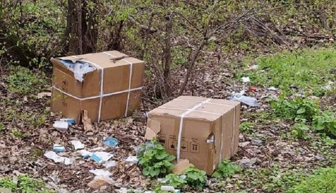 Mii de teste COVID expirate, abandonate la marginea unei păduri! Poliţia s-a autosesizat