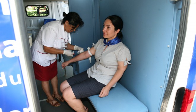 800 de constănțeni testați pentru HIV și hepatită - testarehivsidahepatitafundatiaba-1379583580.jpg