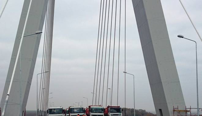 Galerie foto. Podul rutier la kilometrul 0+540 al Canalului Dunăre-Marea Neagră, la final. Cum arată cel mai mare pod hobanat din România - testaripod2-1415707532.jpg
