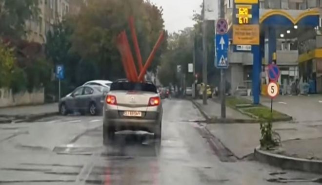Ţevi de canalizare transportate cu decapotabila - tevi-1634489342.jpg