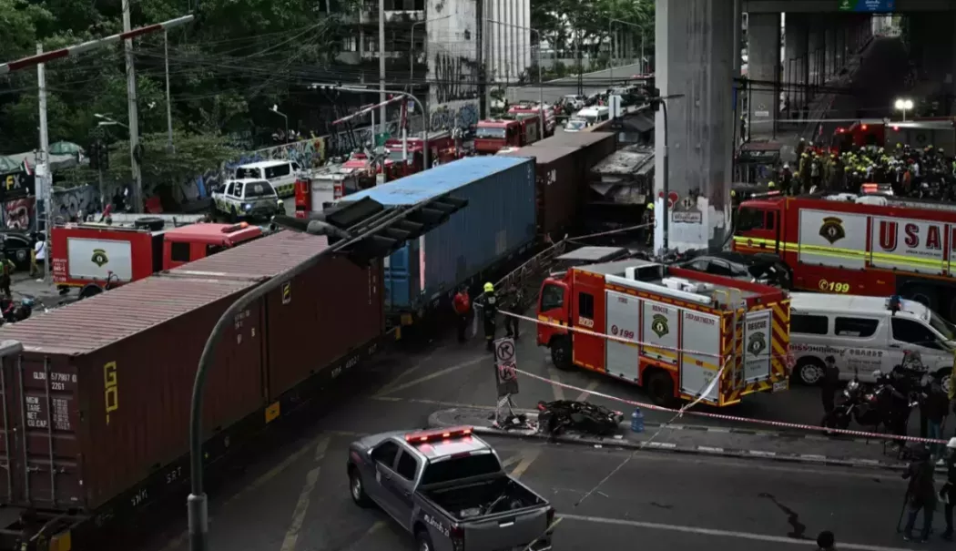 Tragedie cumplită în Bangkok. Un tren de marfă a spulberat un autobuz plin cu pasager