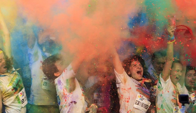 Vibrații la intensitate maximă și atmosferă hawaiană la The Color Run Mamaia Tropicolorată! - thecolorrun2-1469725042.jpg