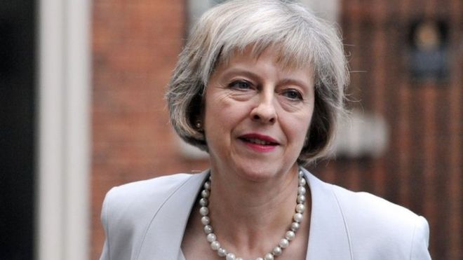 Juncker o descrie pe Theresa May ca pe o ''femeie dură'' - theresa-1493828739.jpg