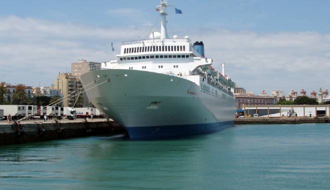 Două hoteluri plutitoare, în portul Constanța - thomsonspirit3-1436461561.jpg