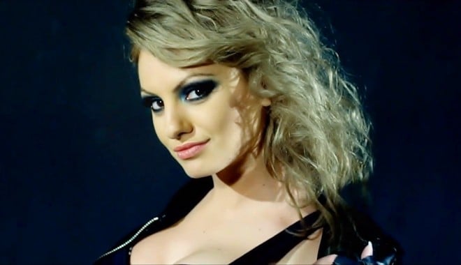 Alexandra Stan - Best Romanian Act la MTV Europe Music Awards 2011 - thumbboob-1318938062.jpg