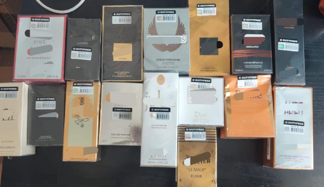 Parfumuri vândute ilegal în parcarea unui mall din Constanța. Jandarmii au intervenit - thumbnail-1749725783.jpg