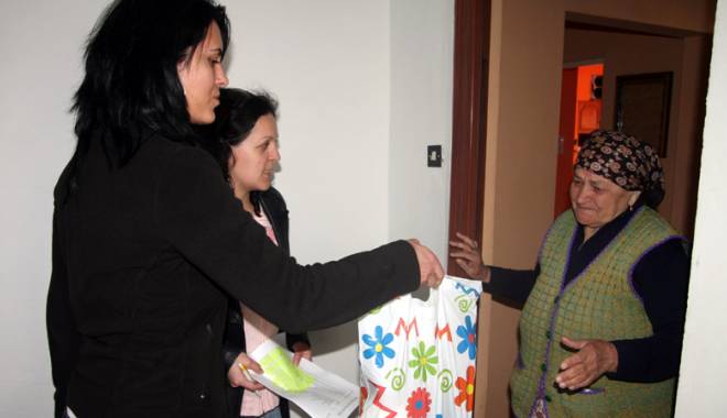 Crucea Roșie împarte tichetele valorice pentru familiile nevoiașe  din județul Constanța - tichetealimentecumpana-1420740600.jpg