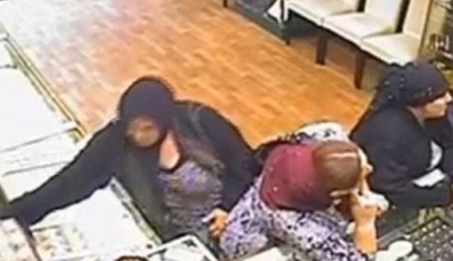 ANGLIA: Cum a ascuns o româncă de etnie romă bijuterii de peste 60.000 de euro, în fustă / VIDEO - tiganci-1317134430.jpg