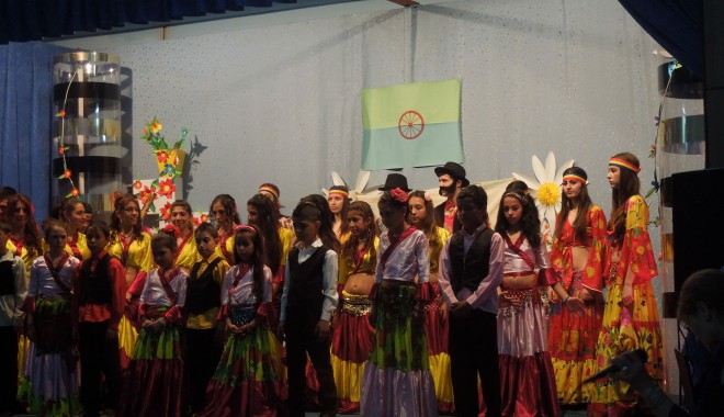Ziua Internațională a Romilor, sărbătorită la Medgidia - tigani1-1365414115.jpg