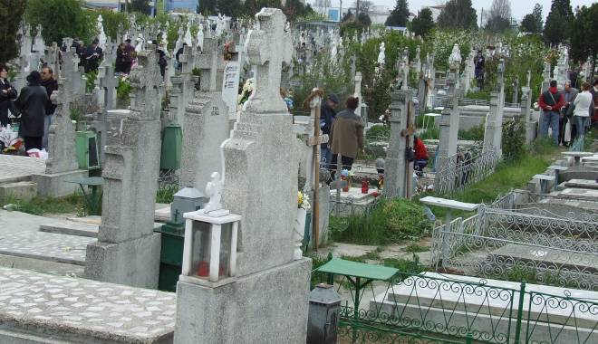 MORMÂNT PROFANAT în județul Constanța / Groparii au jefuit un cadavru - tiganicimitir15-1429772502.jpg