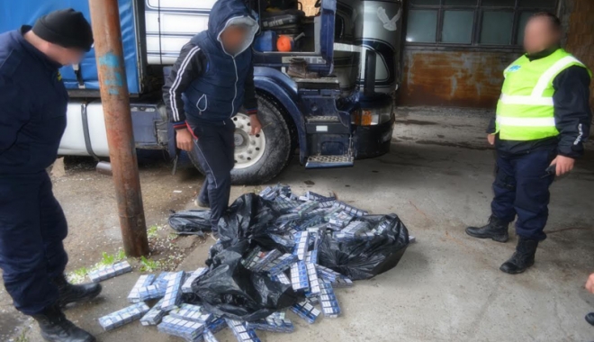 Țigări de contrabandă, descoperite într-un camion cu legume și fructe, la Constanța - tigari-1492789375.jpg