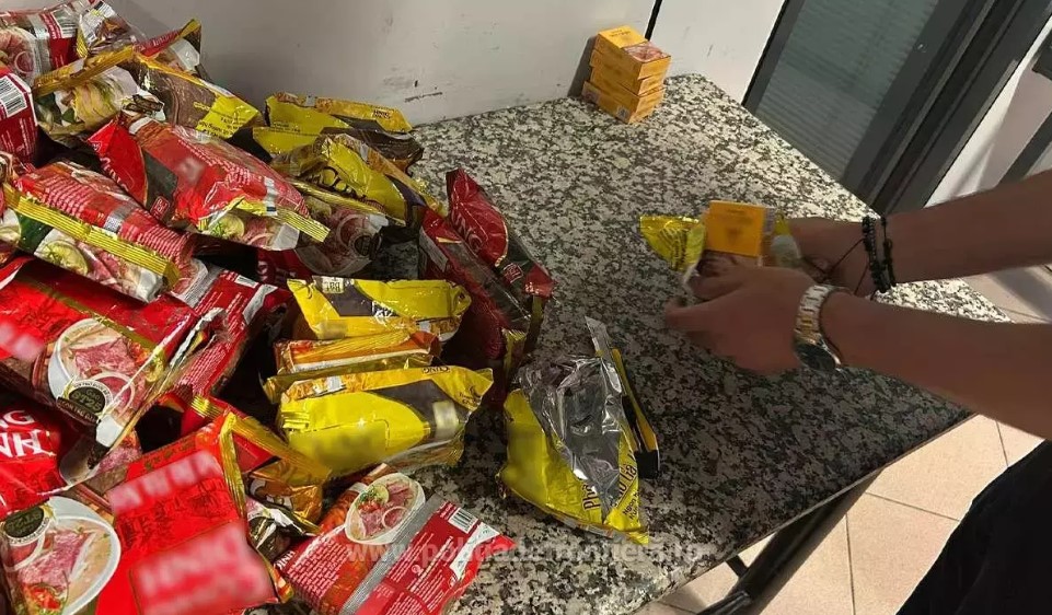 Țigări ascunse în pungi cu noodles, descoperite pe aeroport. Un pasager a încercat să ofere mită
