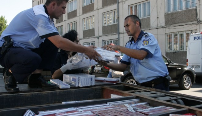 Captură de la bișnițari: 50 de pachete de țigări - tigaricontrabandaautoutilitara1p-1350418875.jpg