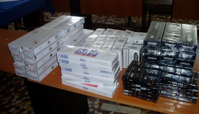 Sute de pachete de țigări, confiscate de la bișnițari - tigarimangalia2-1375433673.jpg