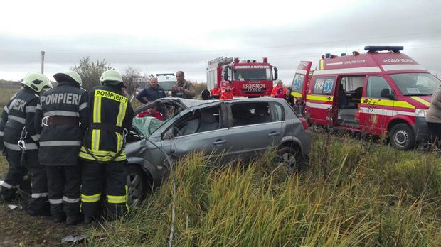 GRAV ACCIDENT RUTIER. Trei persoane s-au răsturnat cu mașina - timismain51024x575-1508756781.jpg