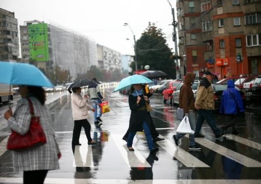 Ploi și ninsori, în weekend, în toată țara - timthumb-1318608540.jpg