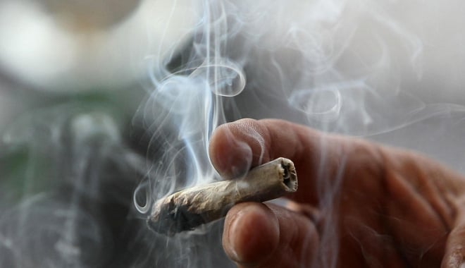 Tineri prinși fumând marijuana, în zona Casei de Cultură - tineri-1488818233.jpg