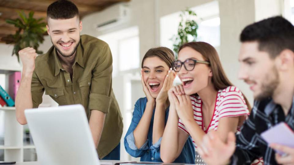 Prime lunare pentru tinerii care își găsesc un job stabil. Ce condiții ar trebui să îndeplinească