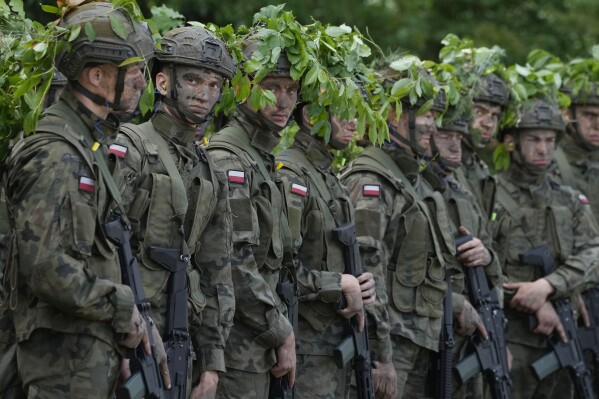 Mulți tineri polonezi își petrec vacanța de vară în tabere militare