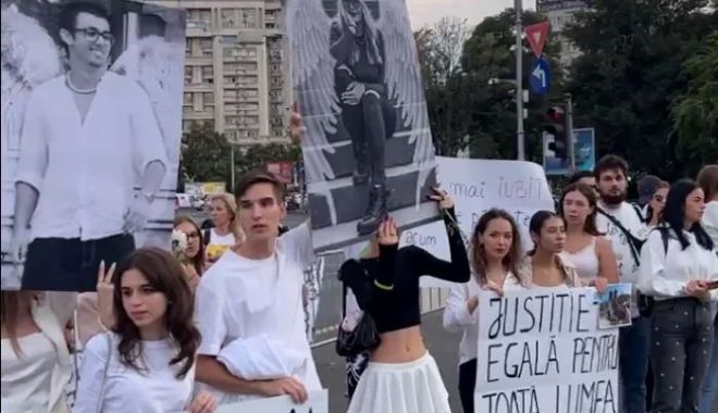 Accidentul de la 2 Mai: Rude şi prieteni ai celor doi tineri care au murit protestează în Piaţa Victoriei - tineri-t-1696182386.jpg