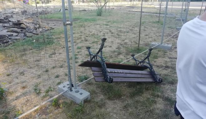 Tineri, amendați pentru că au distrus o bancă din Parcul Dragoslavelor - tineriamendati-1590321869.jpg
