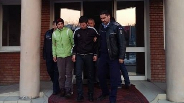 Doi tineri, condamnați la 18 ani de închisoare. Au ucis o femeie pentru că nu au putut să o violeze - tineriarestati88585200-1511531712.jpg