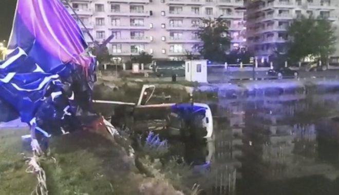 Accident spectaculos în stațiunea Mamaia! Doi tineri au plonjat cu maşina în fundaţia unui bloc, plină cu apă
