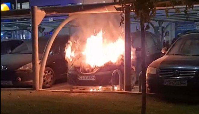 Doi tineri au mers cu copilul la cumpărături, într-un magazin din Constanţa, iar când au ieşit şi-au găsit maşina în flăcări - tinericopilcumparaturimagazincon-1698609591.webp