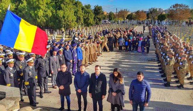 Ziua Armatei Române. Tinerii din PSD Constanța au depus flori la Monumentul Eroilor - tineriidinpsdconstantaziuaarmate-1540468817.jpg