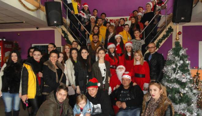Tinerii liberali din Kogălniceanu au dus daruri copiilor din Palazu Mic - tineriiliberalidinkogalniceanuau-1419259455.jpg