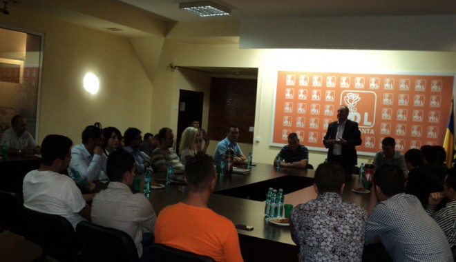 Tinerii din ARD Constanța au discutat despre implicarea și promovarea politică - tineripdl-1348859903.jpg
