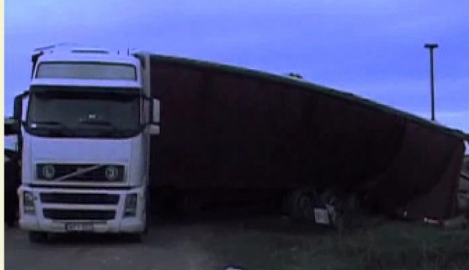 Accident rutier între Vâlcea și sibiu. Un tren a lovit un TIR - tir-1352450054.jpg