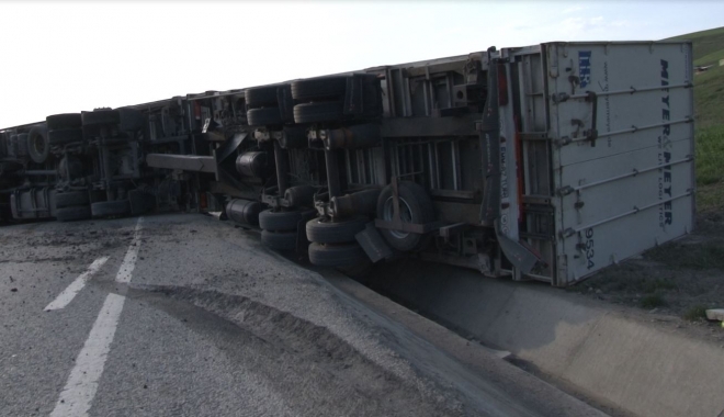 PERICOL DE EXPLOZIE, după ce un TIR s-a răsturnat la Sibioara - tir-1463311885.jpg