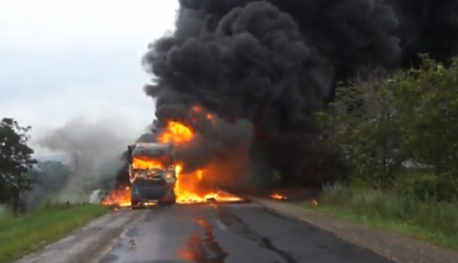 Un tir încărcat cu sodă caustică solidă a luat foc pe DN 1B - tir-1485363468.jpg