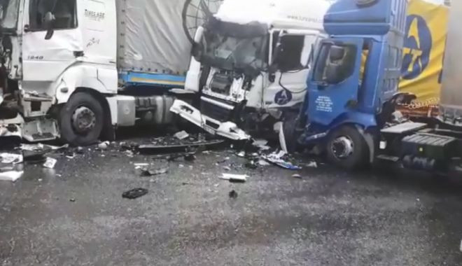 VIDEO / ACCIDENT GRAV! Trei TIR-uri s-au ciocnit, între Pitești și Râmnicu Vâlcea - tir-1528118424.jpg