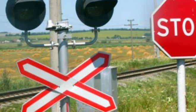 Traficul feroviar, blocat în Vâlcea, din cauza unui TIR care s-a răsturnat - tir-1530600955.jpg