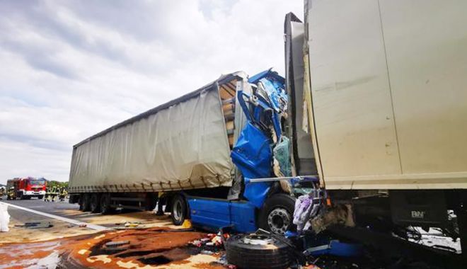 Șofer român de TIR, în stare critică după un teribil accident în Germania - tir-1589707053.jpg