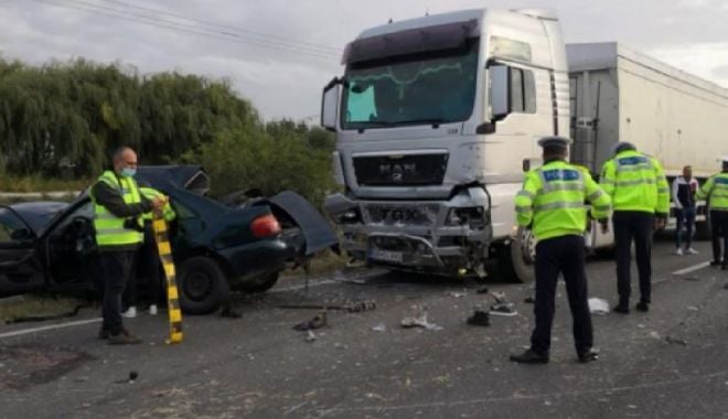 Doi bărbați din Constanța au murit după ce o mașină s-a izbit violent de un TIR - tir-1632932505.jpg