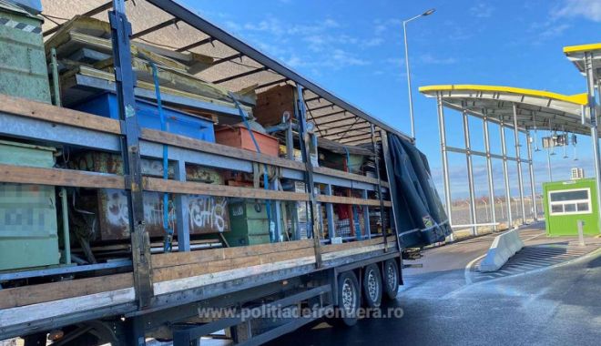 TIR cu zece tone de gunoaie din Italia, oprit la vama Borș - tir-1640168660.jpg
