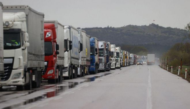 Blocaje la punctele de trecere a frontierei: Camioanele aşteaptă ore în şir pentru a ieşi din ţară - tir-1655051574.jpg
