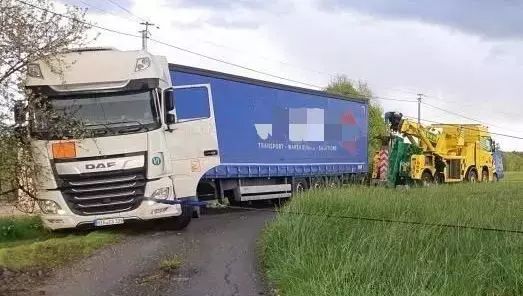 Șofer de TIR român beat păcălit de GPS. Pompierii s-au chinuit 6 ore să deblocheze camionul - tir-1744976044.jpg