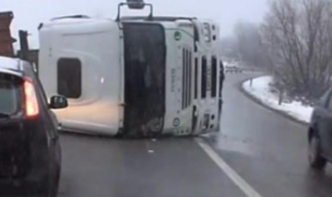 Panica pe șosea. Camion cu azotat de amoniu răsturnat, DN6 evacuat de urgență! - tir-azot-1774518418.webp