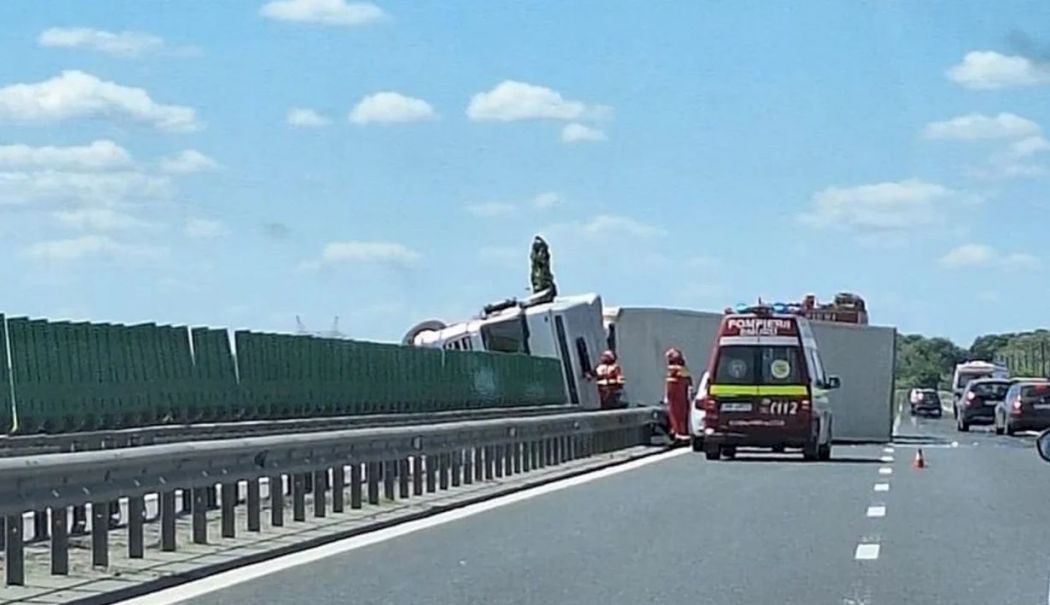 TIR răsturnat pe Autostrada A2 București-Constanța. Circulația este oprită pe ambele sensuri de mers - tir-rasturnat-a2-1714306009.jpg